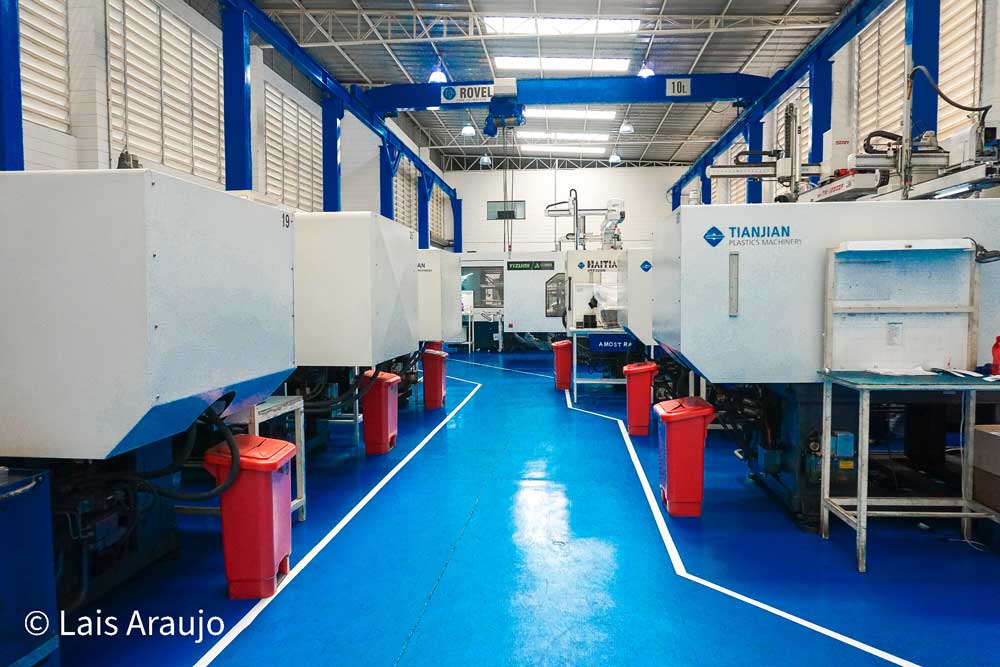 Arrumando a máquina da empresa com a fabricação de peças injetadas - Injequaly